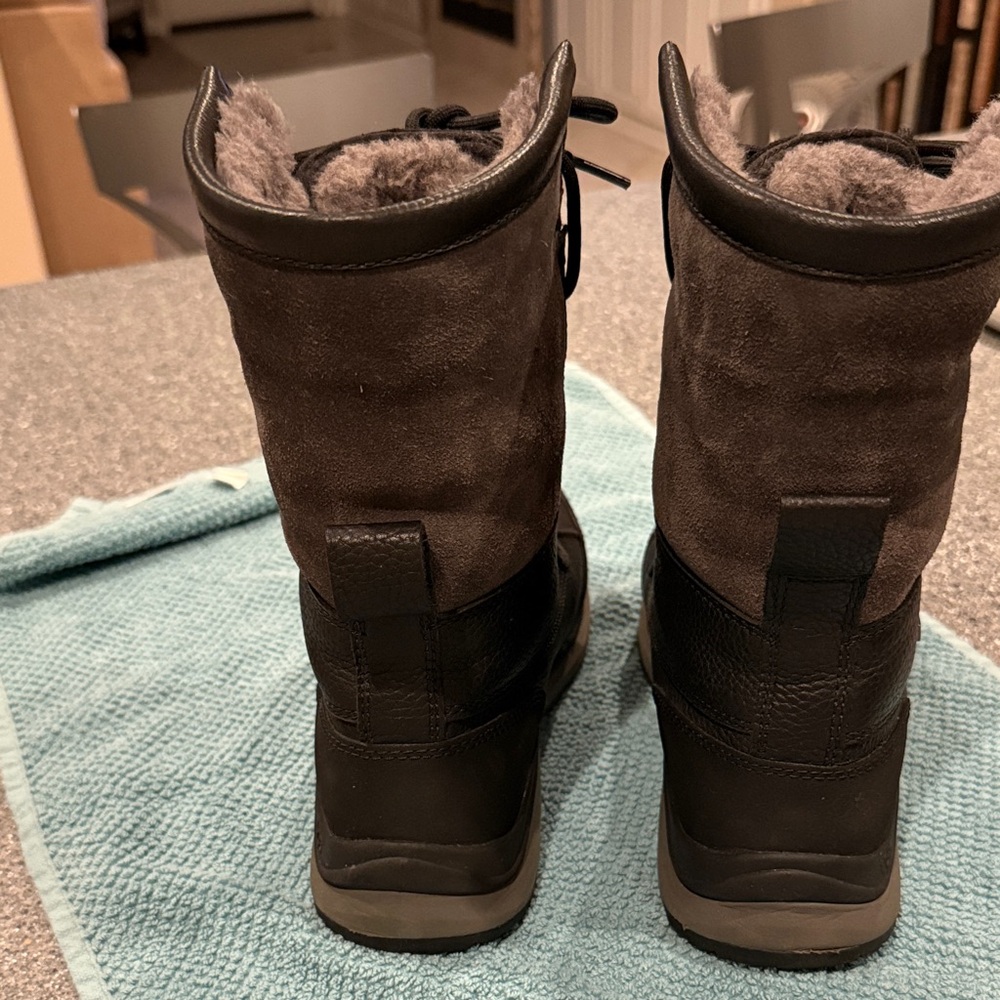UGG Adirondack Boot III. 7.5 - Picture 6 of 10